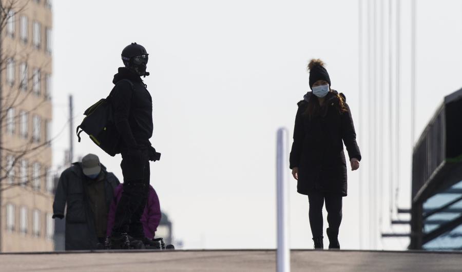 Personas portan mascarillas en Toronto, Canadá