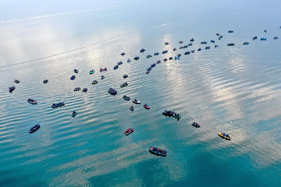 Personas pescan en lago Dojran en Dojran, Macedonia del Norte
