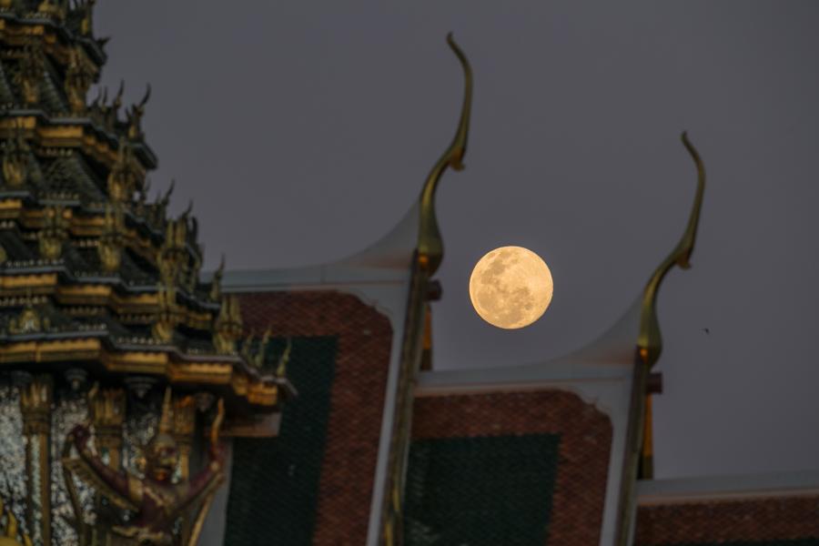 Luna llena sobre el Gran Palacio en Bangkok, Tailandia