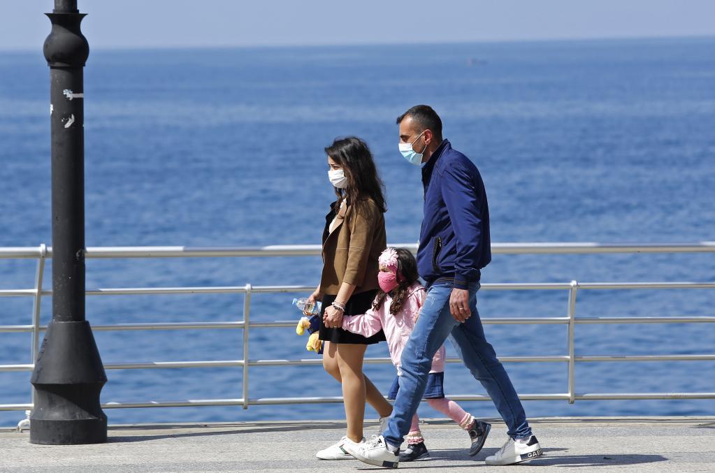 Personas caminan por la Corniche de Beirut en Beirut, Líbano