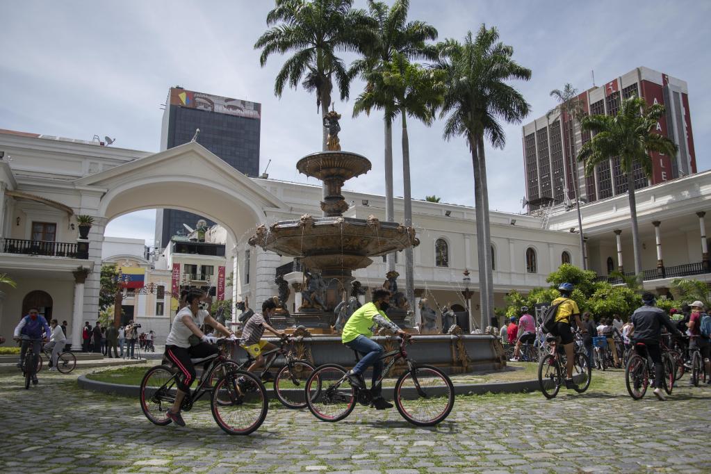Personas participan en rodada por Día Mundial de la Bicicleta en Caracas, Venezuela
