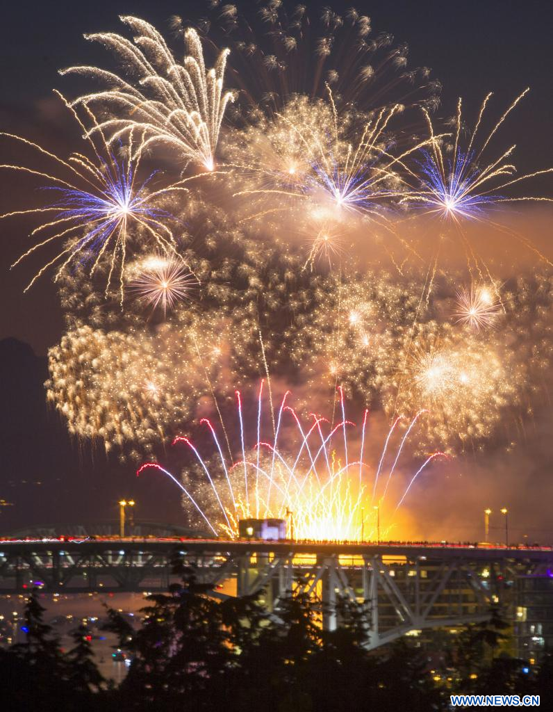 Canadá: La 30 competición anual de fuegos artificiales de la Celebración de  la Luz