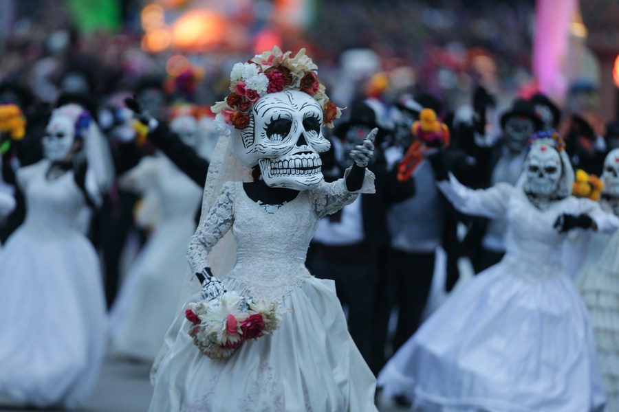 Multimedia) ESPECIAL: Papel picado, un adorno ancestral que da vida y color  al Día de Muertos en México 