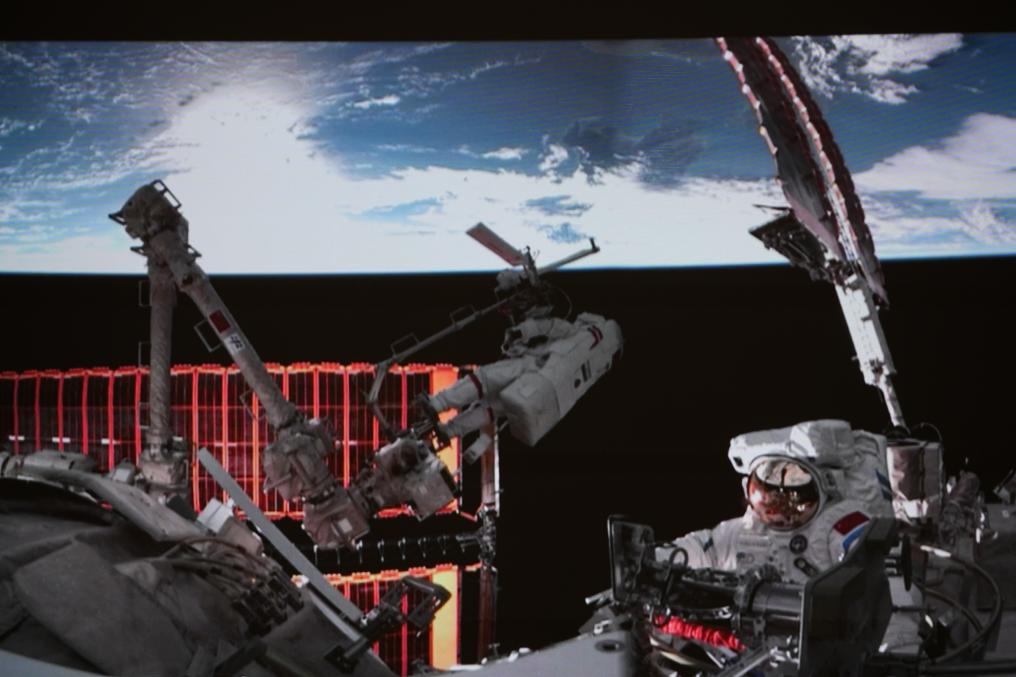 Los astronautas de la Shenzhou-21 completan primera serie de actividades extravehiculares