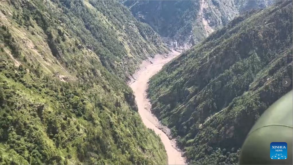 Rescatistas llegan a puerto fronterizo afectado por avalancha de lodo en región suroccidental china de Xizang 8 8YDVNrUa4ij4LYVL