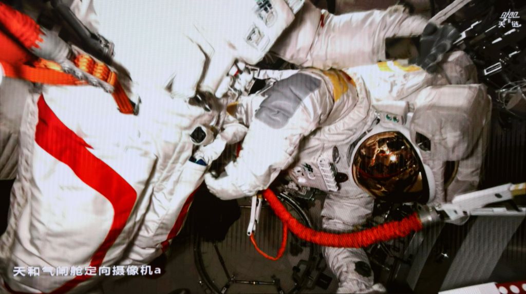 Astronautas de Shenzhou-23 completan primera serie de actividades extravehiculares 4 5RjCzabnlsJGhvwW