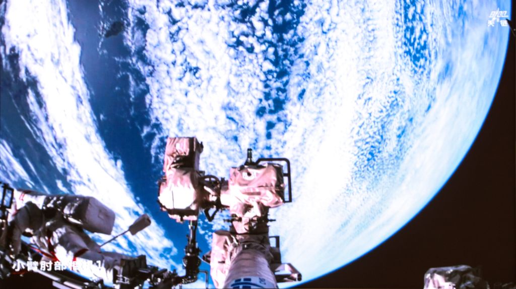 Astronautas de Shenzhou-23 completan primera serie de actividades extravehiculares 2 9SM068yFg61dATVr