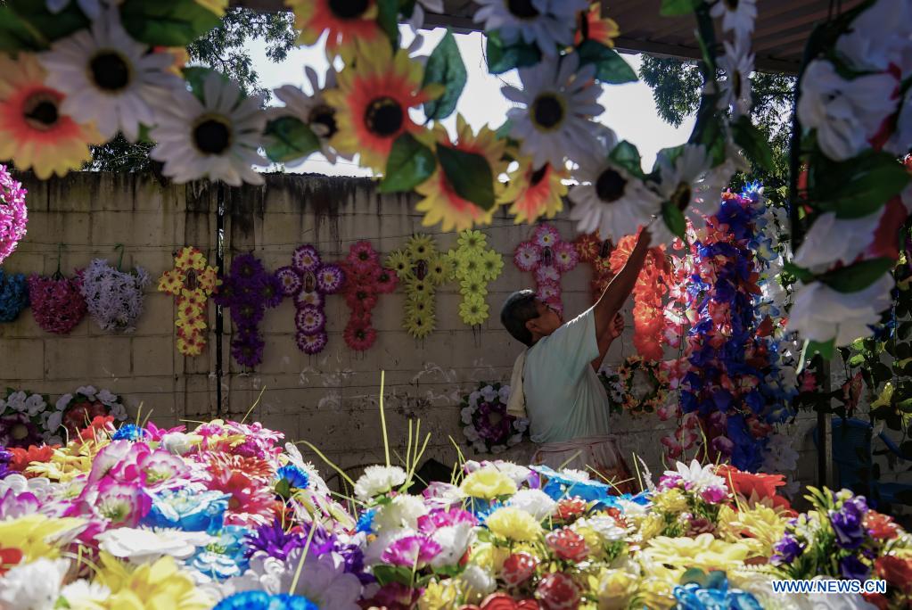 Personas visitan tumba previo a la conmemoración del Día de Muertos en el  departamento de San Salvador, El Salvador