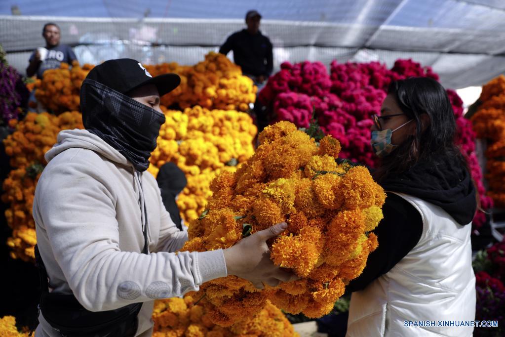 Venta de flores de cempasúchil en mercado de Jamaica en Ciudad de México|  