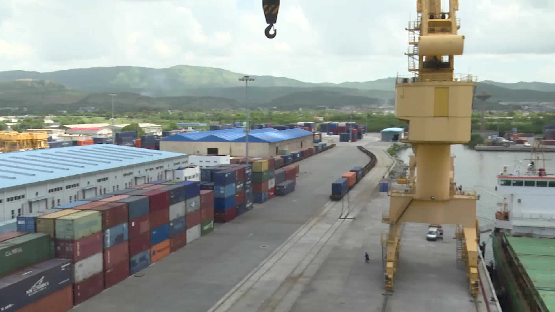 Inversión china mejora operaciones de carga en puerto de Santiago de Cuba