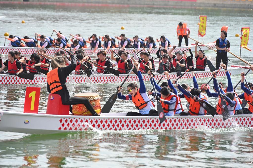 Fujian: Participantes de ambos lados del Estrecho de Taiwan compiten en carrera de bote del dragón en Xiamen