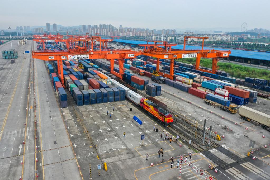 Primer tren de carga internacional saliente para prueba desde Chongqing de China al sur de Asia